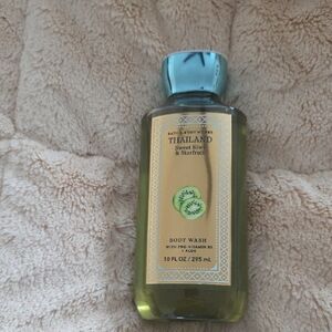 Bath & Body Works Sweet Kiwi & Starfruit Body Wash
